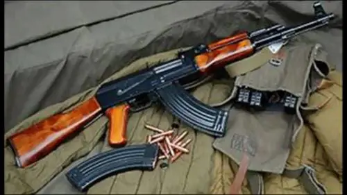 Mosca inaugura monumento all'inventore del kalashnikov