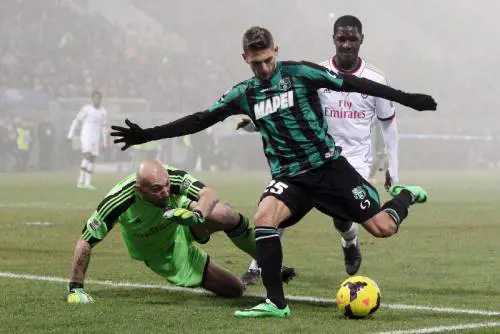 Tifoso del Milan amareggiato torna a casa e trova la moglie ​con l'amante: scoppia la rissa