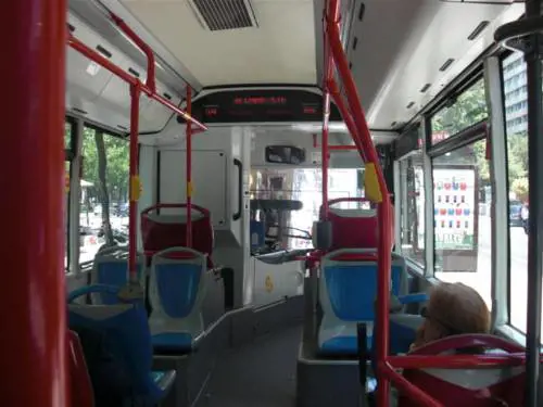 "Negri andate via" urla una donna in bus e i passeggeri difendono ​una famiglia camerunense