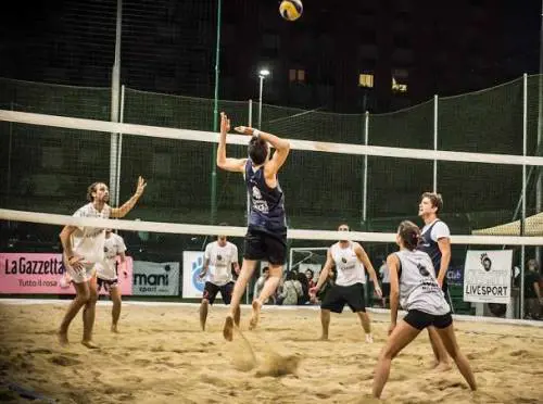 Milano si scatena: «Olimpiadi» in via Moscova