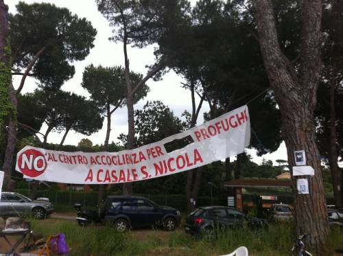 Roma, i residenti di Casale San Nicola contro l'invasione dei profughi