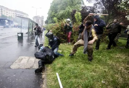 Agente pestato al corteo No Expo: arrestato un antagonista 28enne