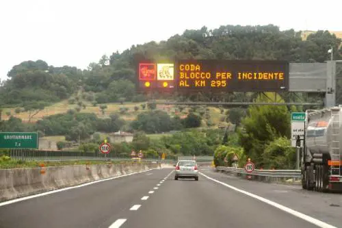 Expo, pullman in gita scolastica: grave incidente in autostrada