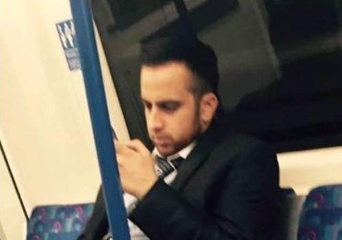 Londra, uomo si masturba in metro: la polizia diffonde immagine