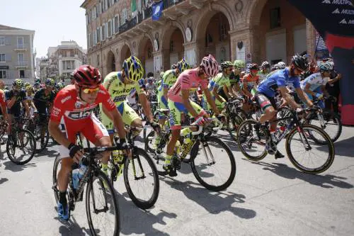 Giro, una foratura per Porte:  perde 47", poi altri 2' di penalità