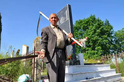Un contadino mostra le schegge di una granata di mortaio caduta dieci giorni fa nel cimitero del villaggio azero di Gapanli