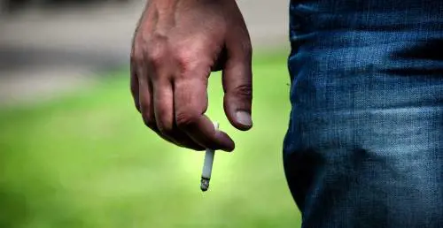Ora Marino mette al bando ​le sigarette dai parchi romani