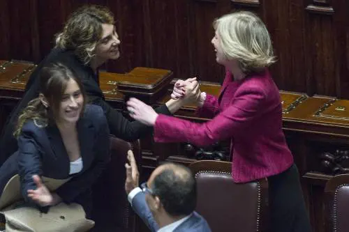 Scuola, via libera alla Camera ma nel Pd si smarcano in 40