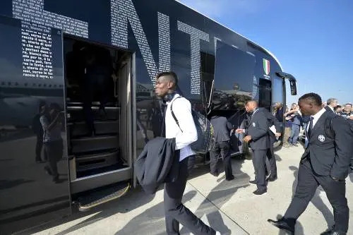 Clamoroso errore della Juventus: Tricolore al contrario sul pullman 