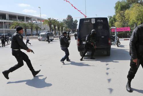 La Tunisia ripiomba nel terrore. Attacco armato in una caserma