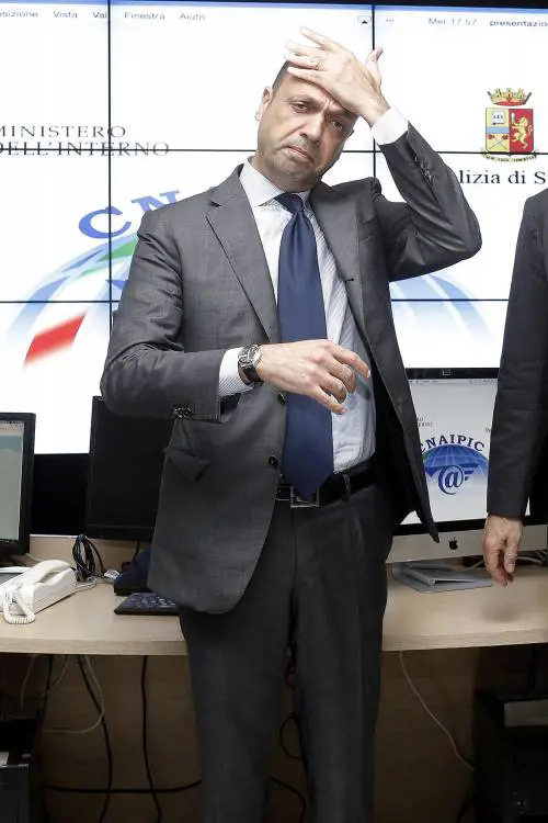 Tre giorni fa Alfano diceva: "Nessun jihadista sui barconi"
