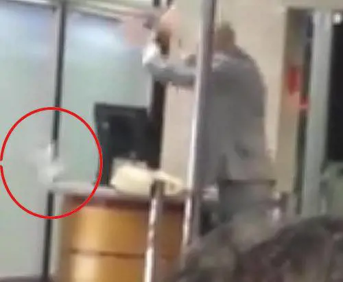 Formigoni perde l'aereo e (pure) la testa