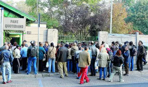 Una fila davanti a una mensa solidale