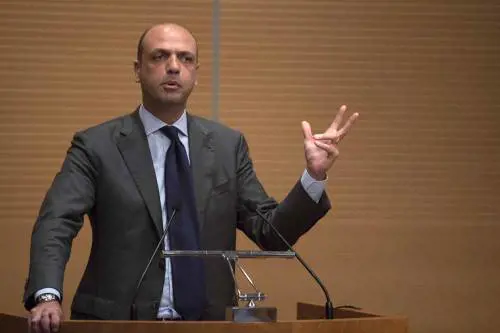 Alfano su Twitter: "Occorre smantellare i campi rom"