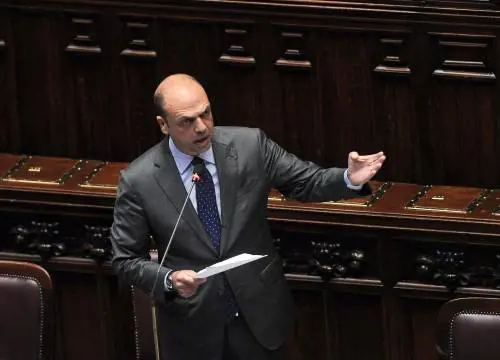 Terrorismo, Alfano si smentisce: "Mai esclusi pericoli negli sbarchi"