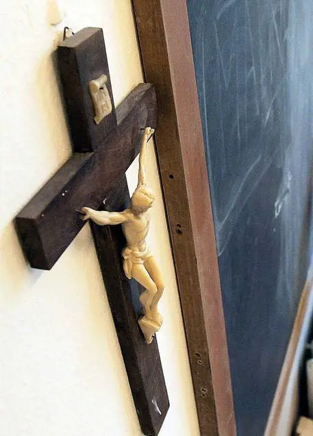 Studente africano minorenne stacca il crocifisso dal muro e lo mette fuori dalla finestra