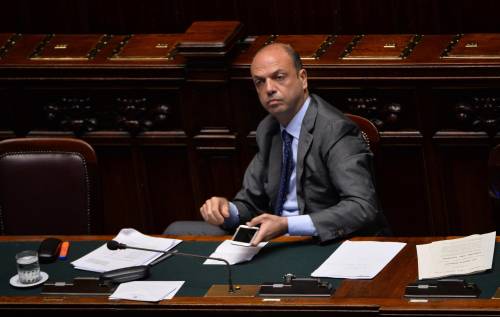 Alfano non difende gli italiani: "Schengen non si tocca, è conquista di libertà"