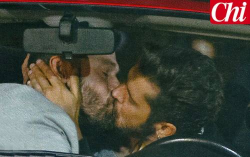 Il bacio gay di Andrea Montovoli al collega attore, ma è solo per finzione