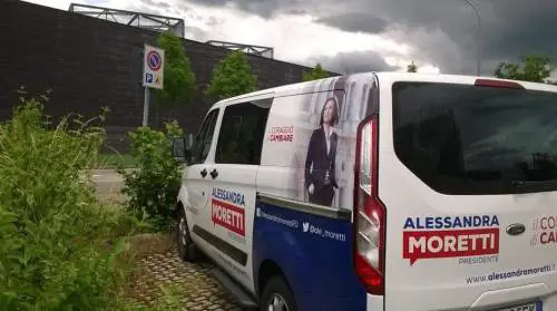 Il furgone della Moretti in un parcheggio per invalidi