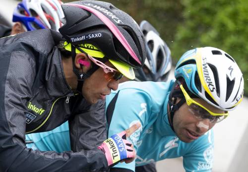 Giro: Contador finisce per terra  E Aru gli strappa la maglia rosa