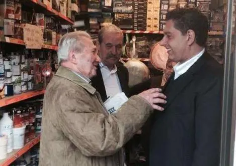 Giovanni Toti ieri in una bottega di Cogoleto, in provincia  di Genova