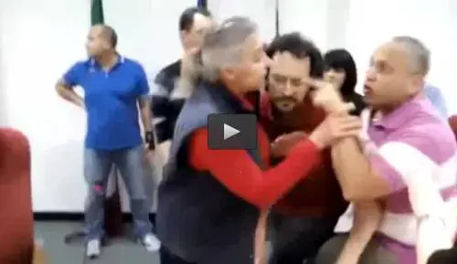 La presidente lo zittisce e lui cerca di aggredirla