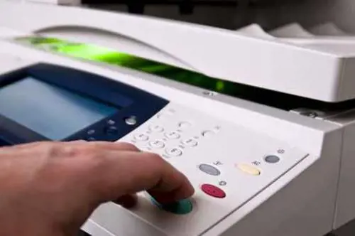 Docente aggredisce la collega: “Aveva stampato una mail personale”