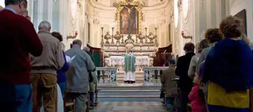 Rovigo, ragazzo disabile "disturba" le cresime, il vescovo lo caccia dalla chiesa