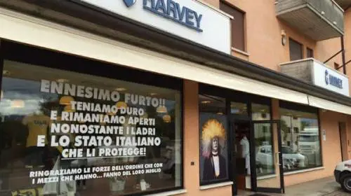 Subisce l'ennesimo furto e scrive in vetrina: "Lo Stato protegge i ladri"