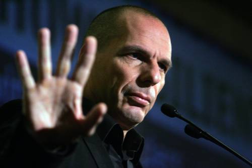 "Vieni fuori basta...o", i contestatori rompono il naso a Varoufakis
