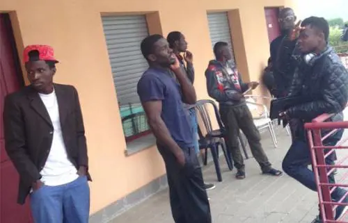 lcuni profughi ospitati nell'hotel di Venturina (Foto Il Tirreno)