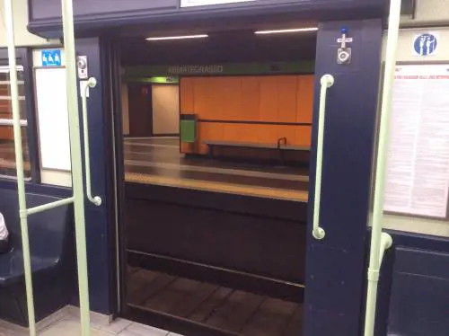 La metropo apre la porta dalla parte sbagliata - Foto di Stefano Magni