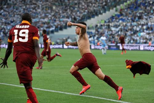 La Roma vince il derby e vola in Champions. Domenica scontro diretto tra Lazio e Napoli