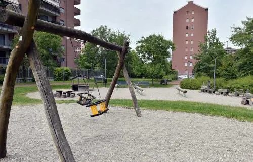 Gang di ragazzini al parco prende a sassate una disabile