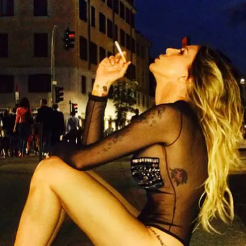 Guendalina Canessa: hot e poco vestita in giro per Milano