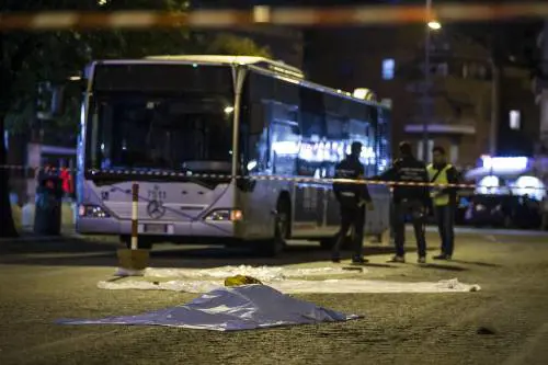 Roma, tre rom fuggono dalla polizia e investono 9 persone: muore una donna