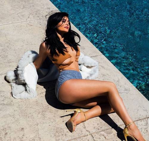Kylie Jenner mostra il seno su Instagram
