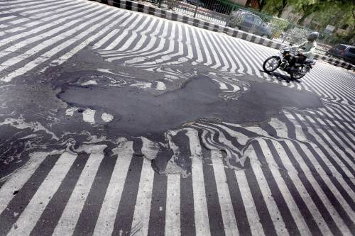 India, il caldo killer scioglie l'asfalto