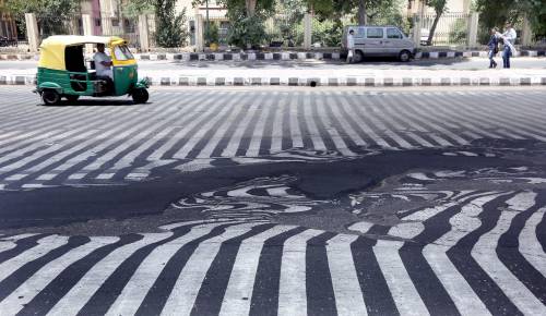 India, caldo killer: sale il numero delle vittime e si scioglie l'asfalto