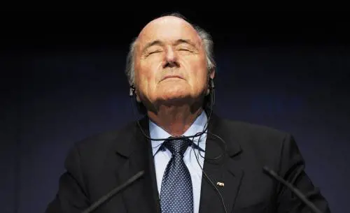 Scandalo Fifa, Putin difende Blatter: "Gli Usa vogliono cacciarlo". Platini: "Se ne deve andare"
