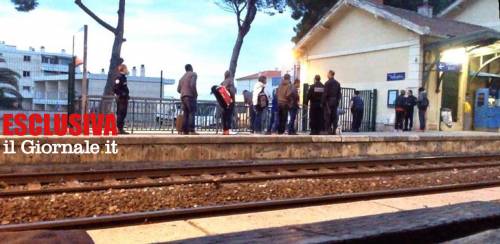 La polizia francese ferma gli immigrati al confine per rispedirli n Italia (foto scattata con telecamera nascosta)