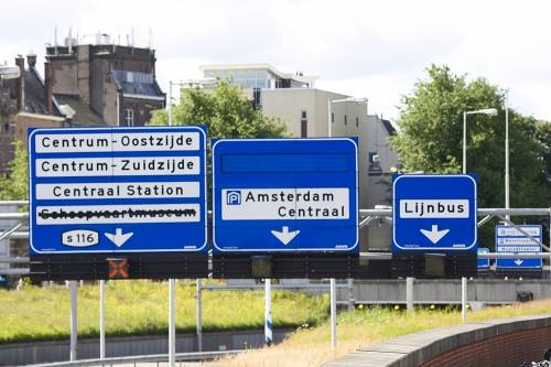 Non c'è più spazio nei cimiteri: Amsterdam seppellisce i morti tra le barriere dell’autostrada