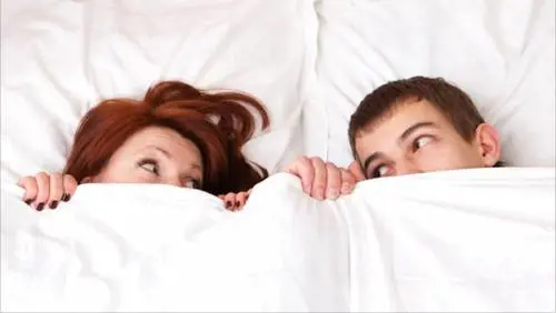 A letto con le mutande? Gli esperti spiegano perché state sbagliando