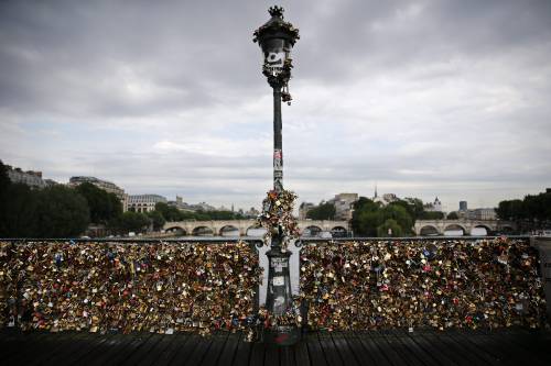 Parigi elimina i lucchetti dell'amore