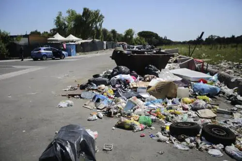 I rom e il racket dei cassonetti Ci costa 7mila euro al giorno