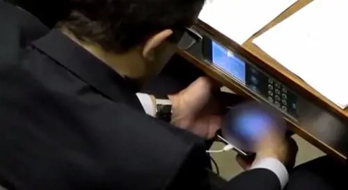 Scandalo alla Camera: un deputato beccato a guardare film porno