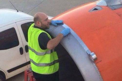 Scotch per riparare il motore dell'aereo
