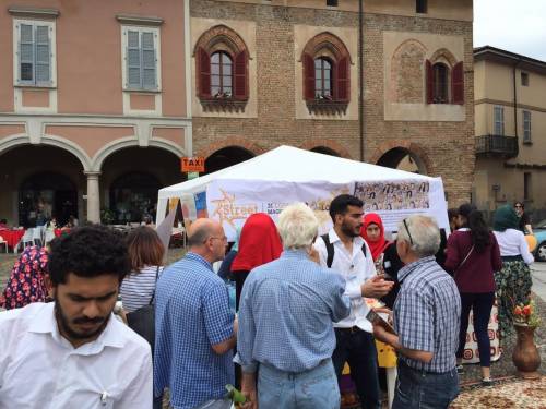 Provocazione davanti al Duomo di Lodi: "Venite a provare il velo islamico"