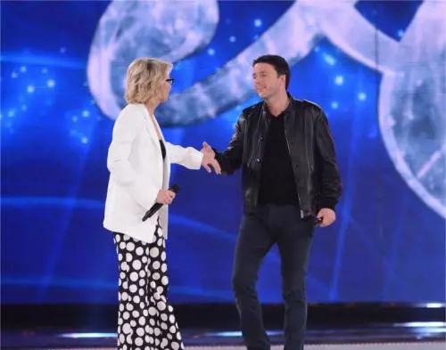 L'indiscrezione su Matteo Renzi ospite della De Filippi per la finale di Amici