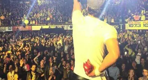 Enrique Iglesias mano insanguinata sul palco: dita tagliate da un drone in volo